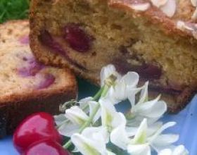 Cake aux fleurs d'Acacia, miel et cerises