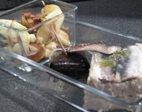 Papeton d'aubergines et sardines, pannequet noir aux oignons confits et rattes sautées à l'ail, thym et piment d'Espelette.